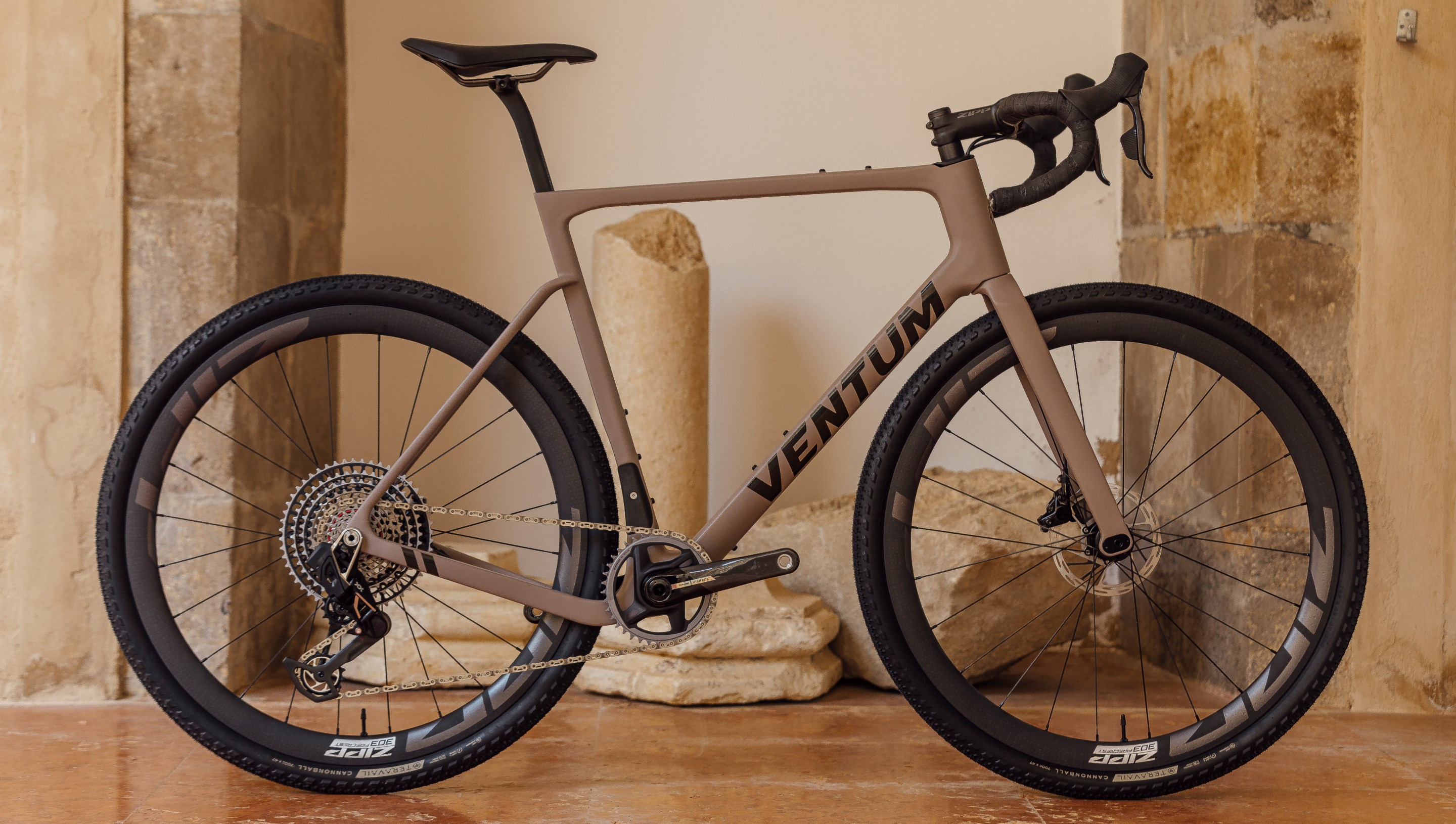 A Canyon Grizl gravel bike with AXS mullet build.