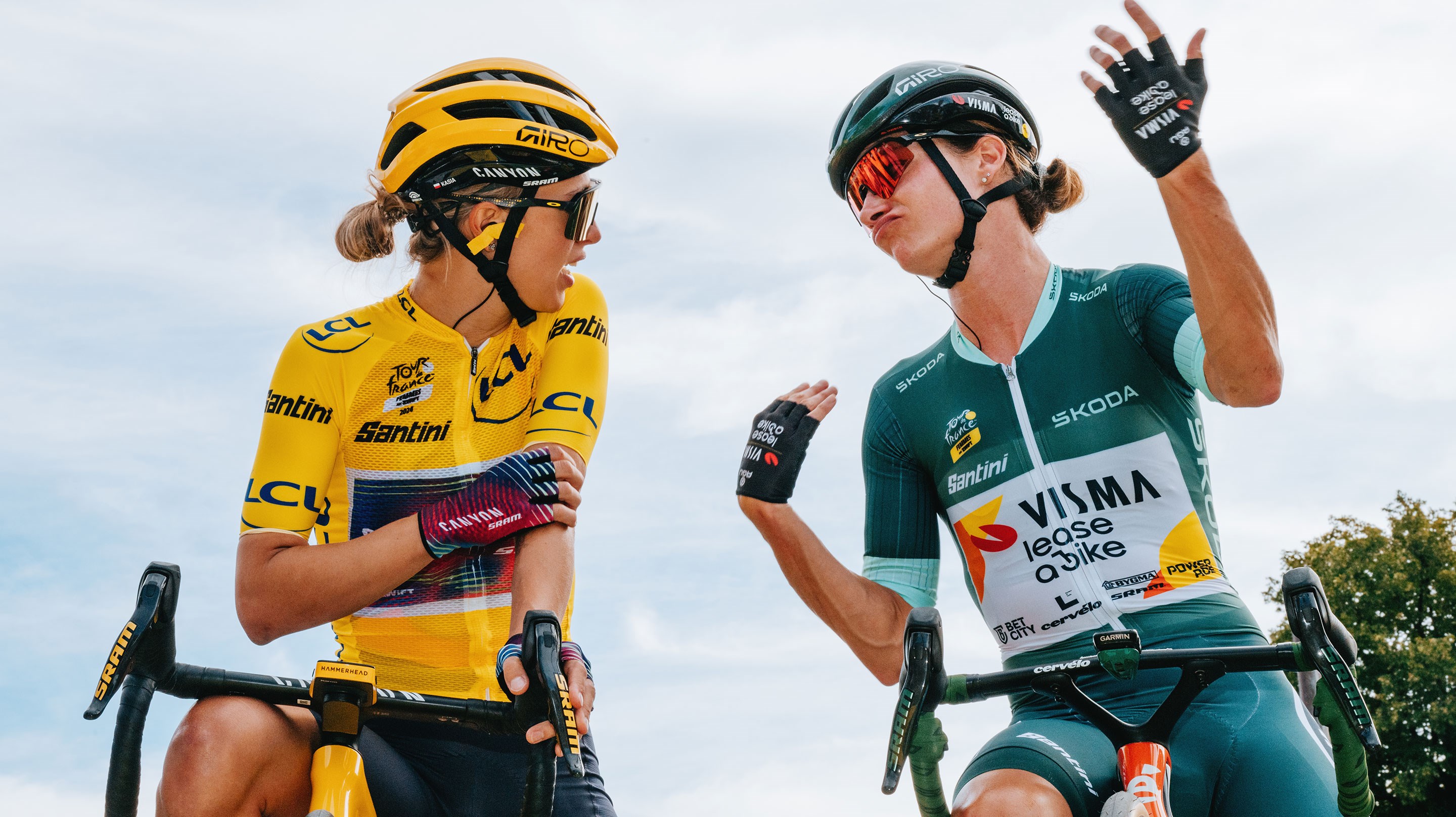 Kasia Niewiadoma and Marianne Vos chat at the start line of Stage 7