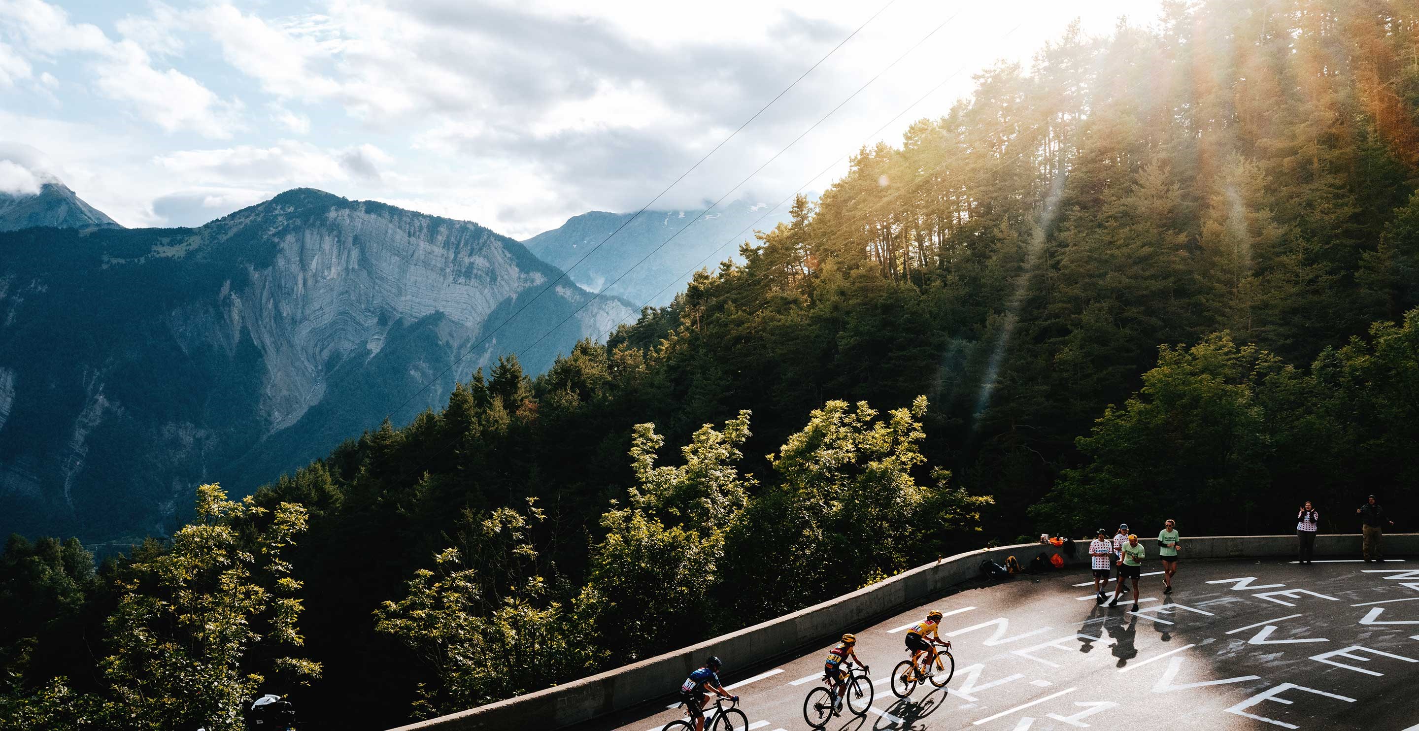 Kasia Niewiadoma climbs Alpe d'Huez