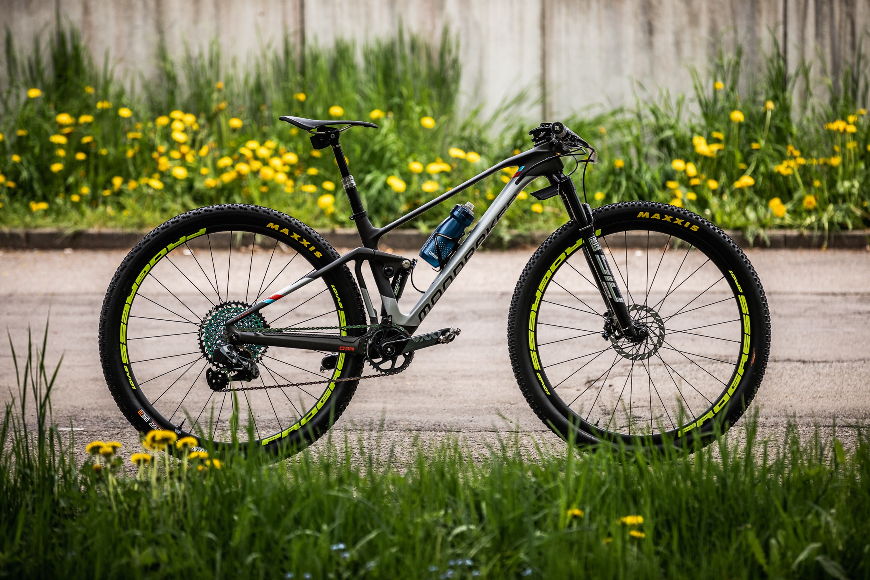 Side profile of Rebecca McConnell's  World Cup-winning Mondraker Podium F-Podium