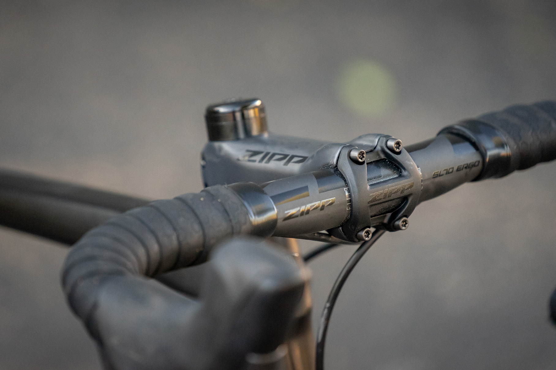 Zipp outlet integrated handlebar